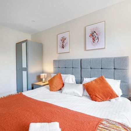 Crown Place 2 & 3 Bedroom Luxury Apts With Parking In Shepperton By 360Stays Exterior photo