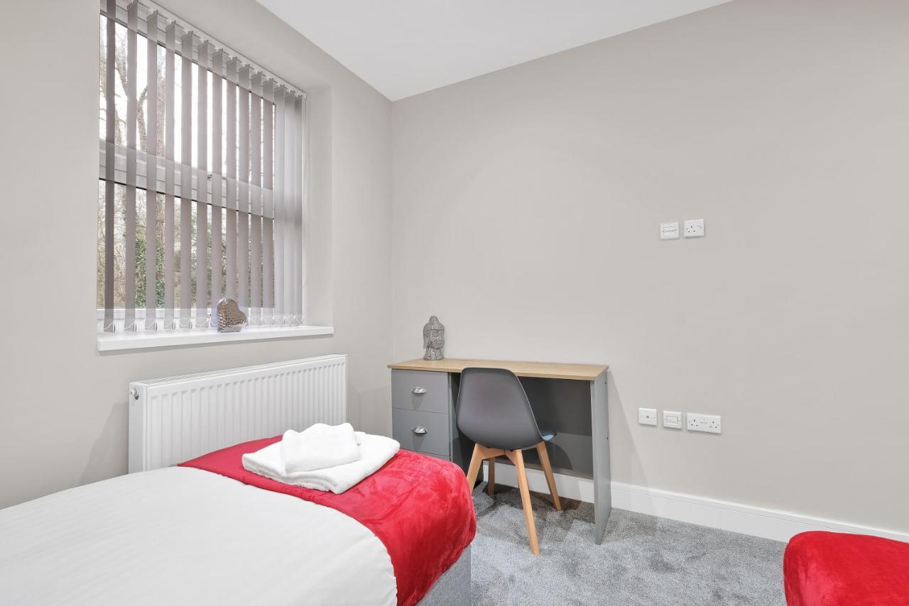 Crown Place 2 & 3 Bedroom Luxury Apts With Parking In Shepperton By 360Stays Exterior photo