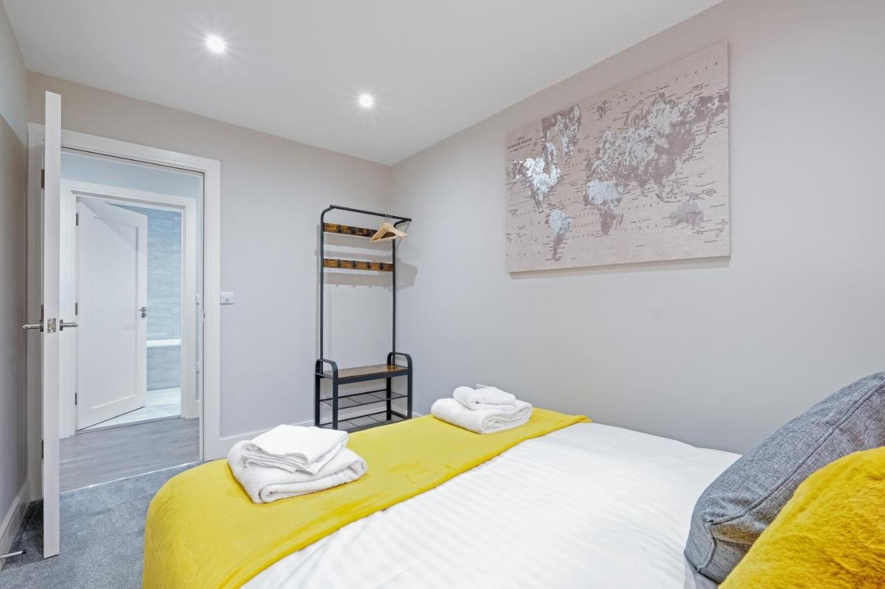 Crown Place 2 & 3 Bedroom Luxury Apts With Parking In Shepperton By 360Stays Exterior photo