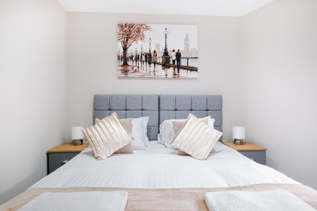 Crown Place 2 & 3 Bedroom Luxury Apts With Parking In Shepperton By 360Stays Exterior photo