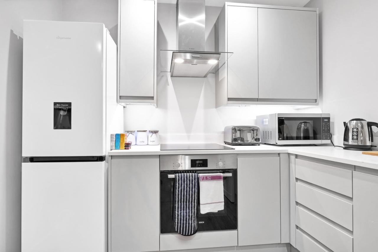 Crown Place 2 & 3 Bedroom Luxury Apts With Parking In Shepperton By 360Stays Exterior photo