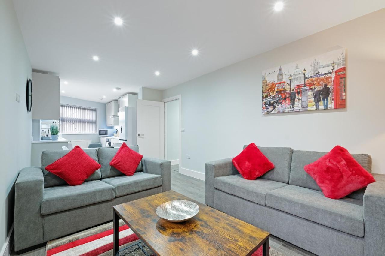 Crown Place 2 & 3 Bedroom Luxury Apts With Parking In Shepperton By 360Stays Exterior photo