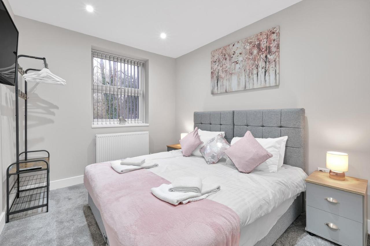 Crown Place 2 & 3 Bedroom Luxury Apts With Parking In Shepperton By 360Stays Exterior photo