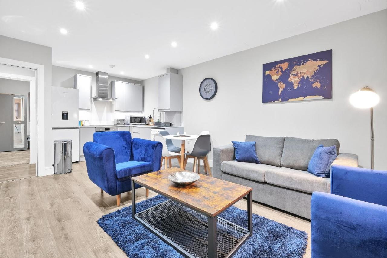 Crown Place 2 & 3 Bedroom Luxury Apts With Parking In Shepperton By 360Stays Exterior photo