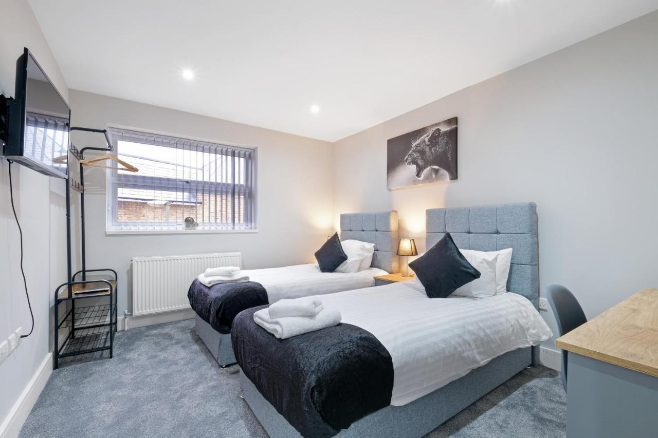 Crown Place 2 & 3 Bedroom Luxury Apts With Parking In Shepperton By 360Stays Exterior photo