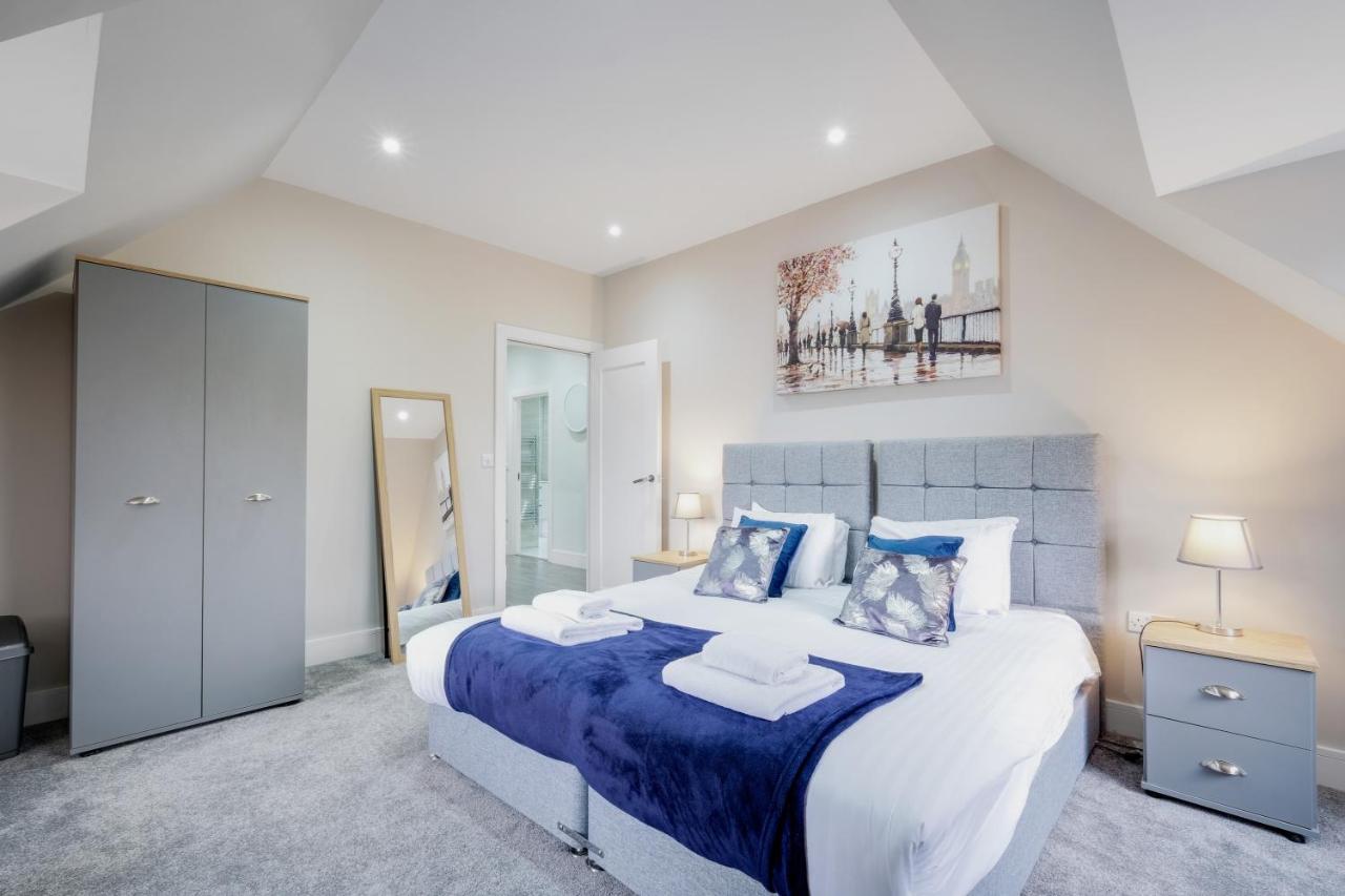Crown Place 2 & 3 Bedroom Luxury Apts With Parking In Shepperton By 360Stays Exterior photo