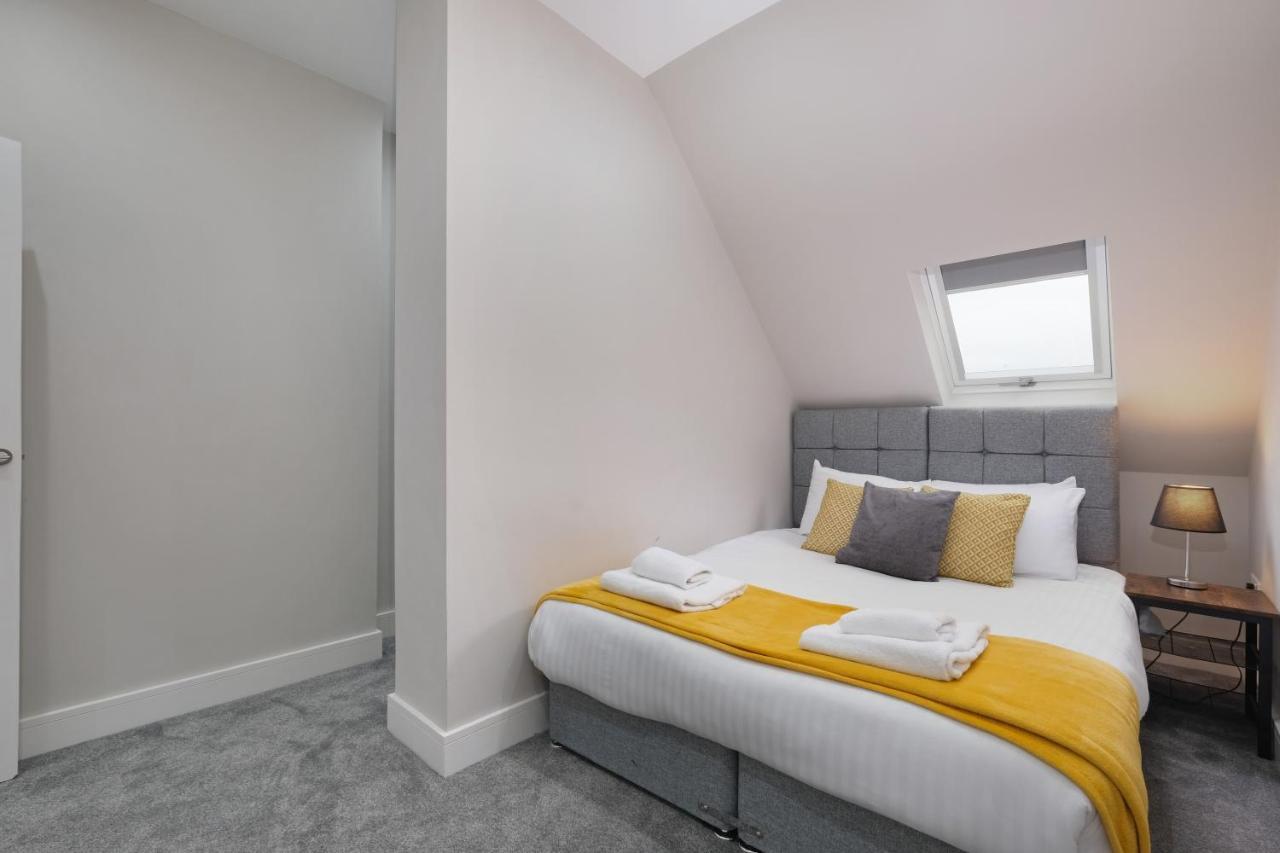 Crown Place 2 & 3 Bedroom Luxury Apts With Parking In Shepperton By 360Stays Exterior photo