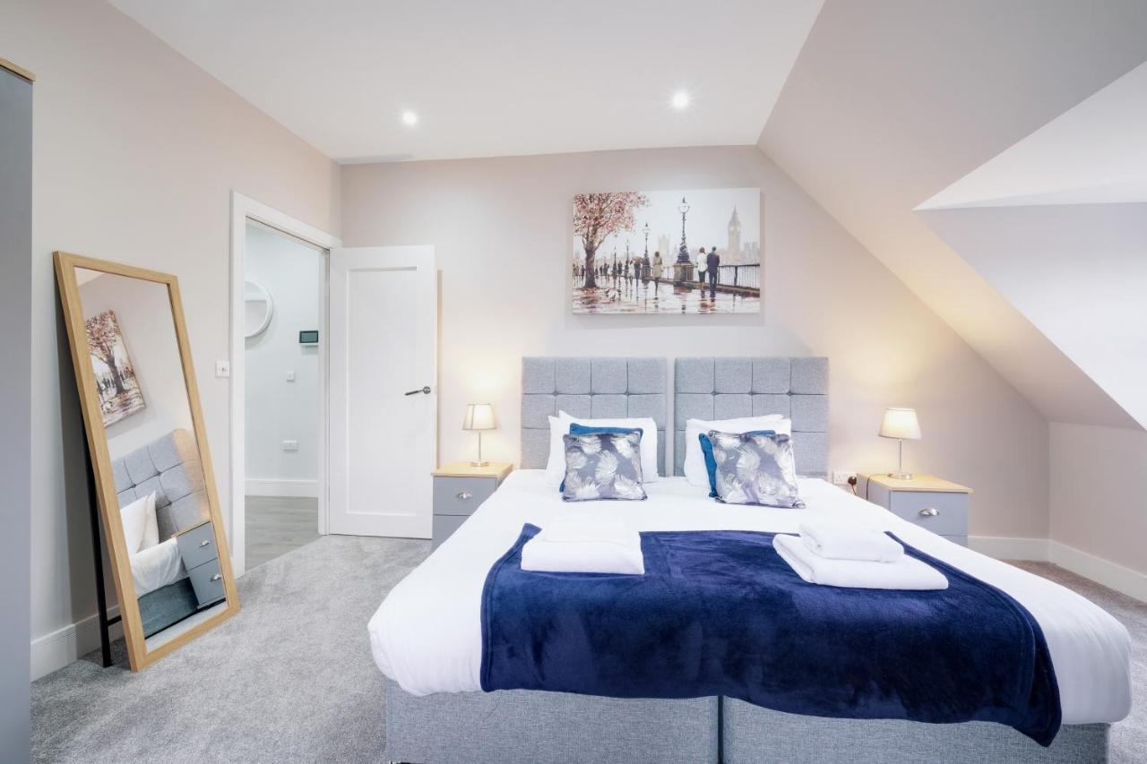 Crown Place 2 & 3 Bedroom Luxury Apts With Parking In Shepperton By 360Stays Exterior photo