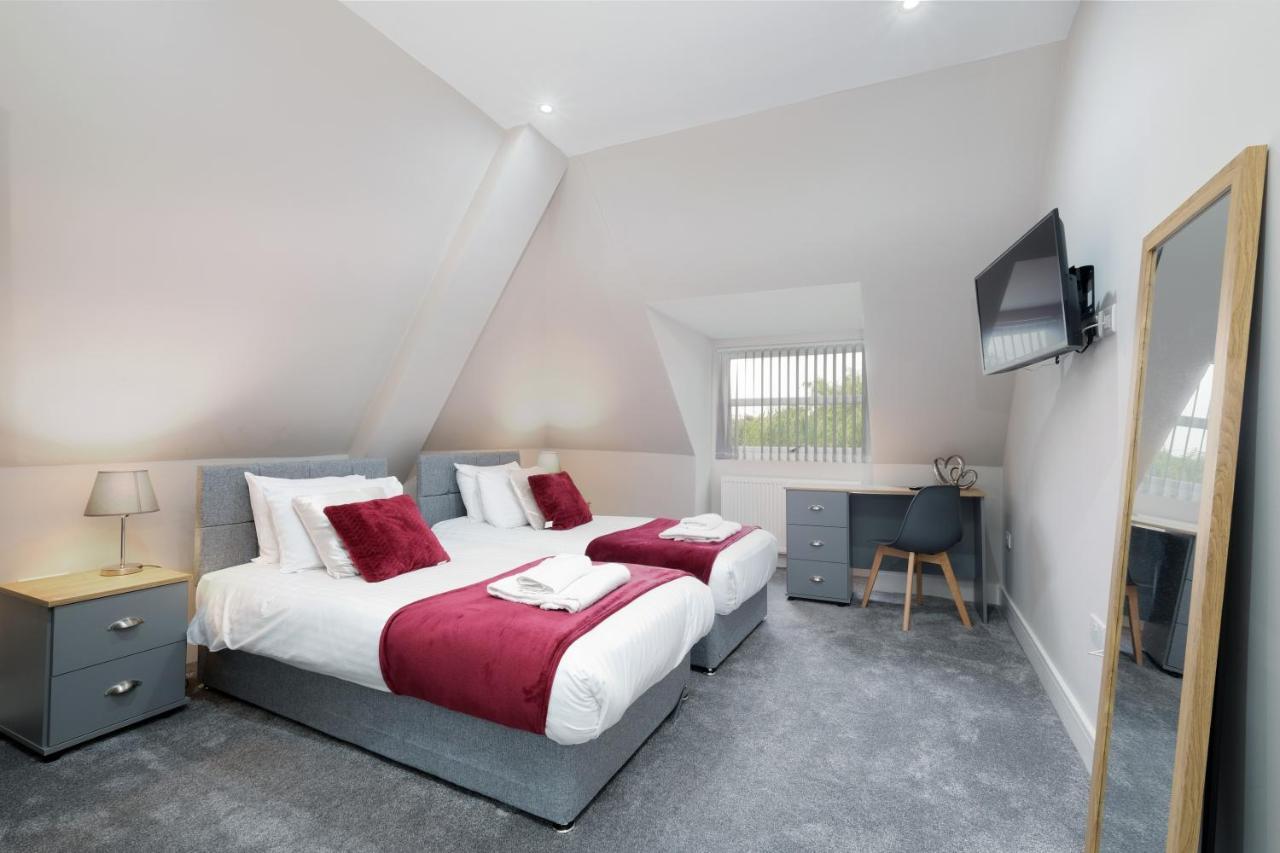 Crown Place 2 & 3 Bedroom Luxury Apts With Parking In Shepperton By 360Stays Exterior photo