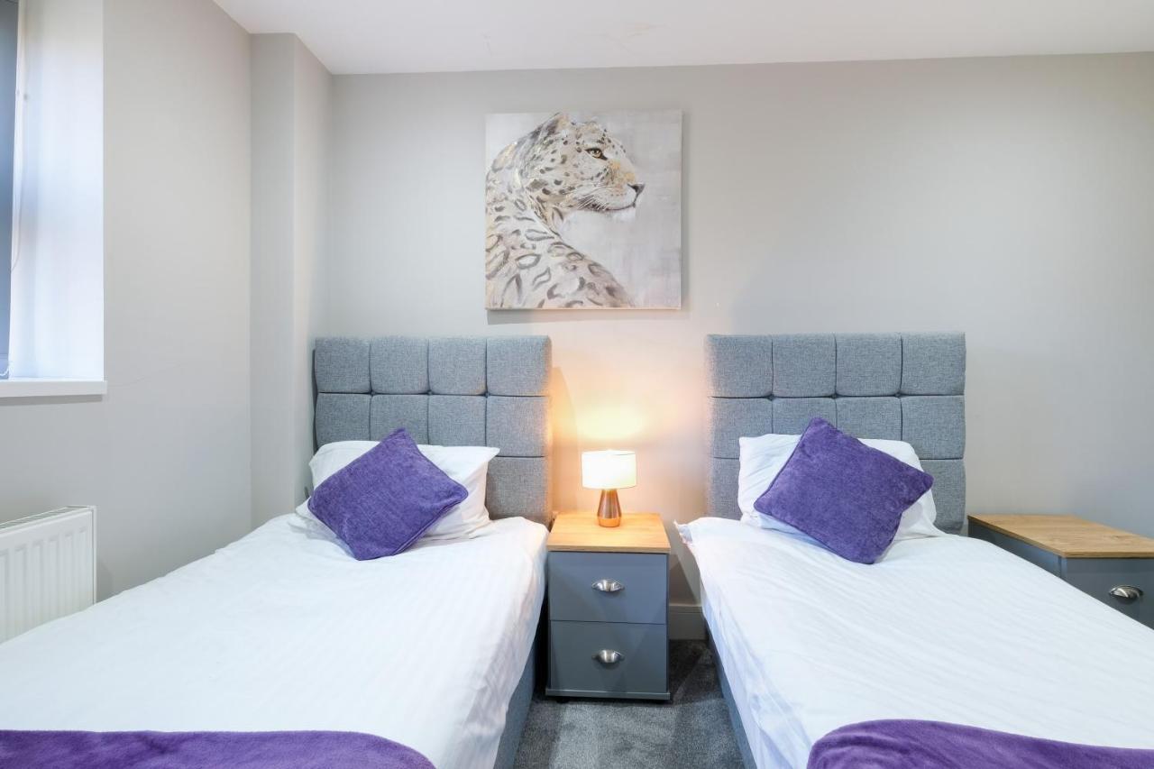 Crown Place 2 & 3 Bedroom Luxury Apts With Parking In Shepperton By 360Stays Exterior photo