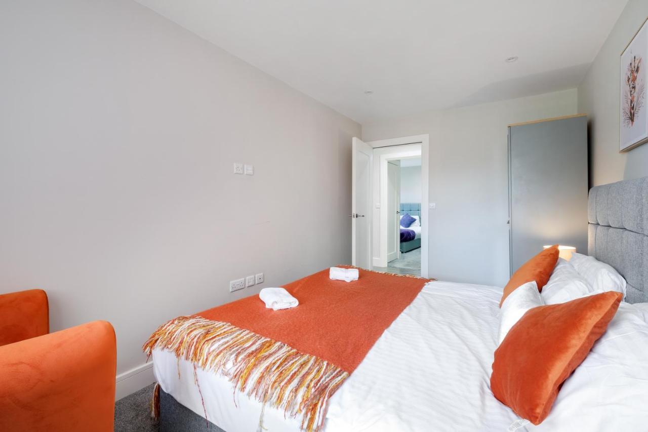Crown Place 2 & 3 Bedroom Luxury Apts With Parking In Shepperton By 360Stays Exterior photo