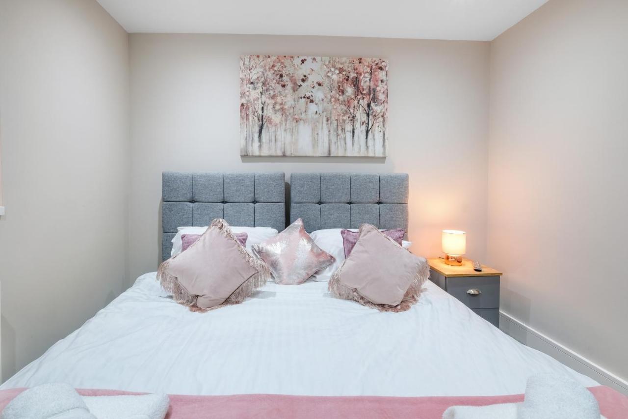 Crown Place 2 & 3 Bedroom Luxury Apts With Parking In Shepperton By 360Stays Exterior photo
