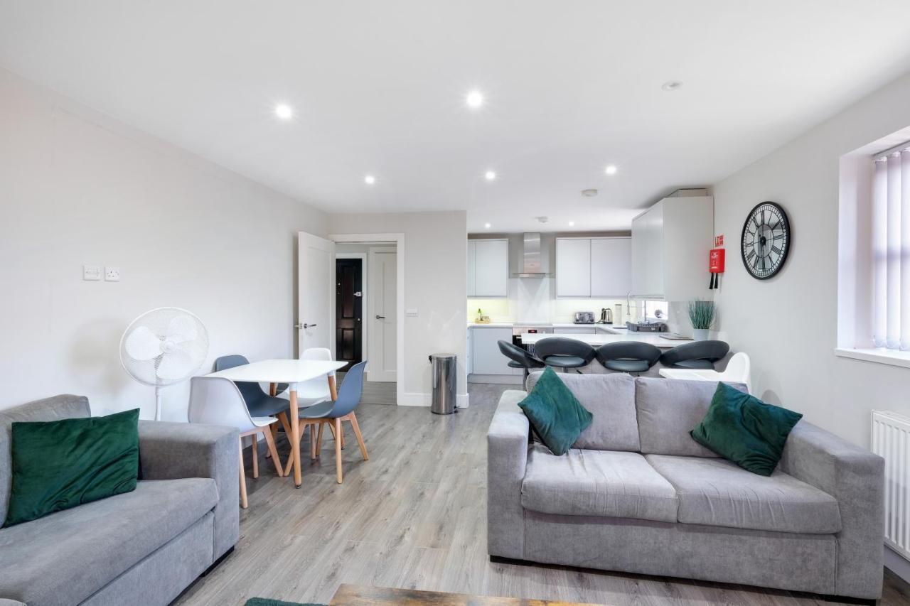 Crown Place 2 & 3 Bedroom Luxury Apts With Parking In Shepperton By 360Stays Exterior photo